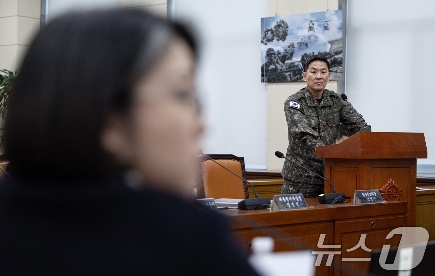 용혜인 의원 질의 듣는 이진우 전 수방사령관