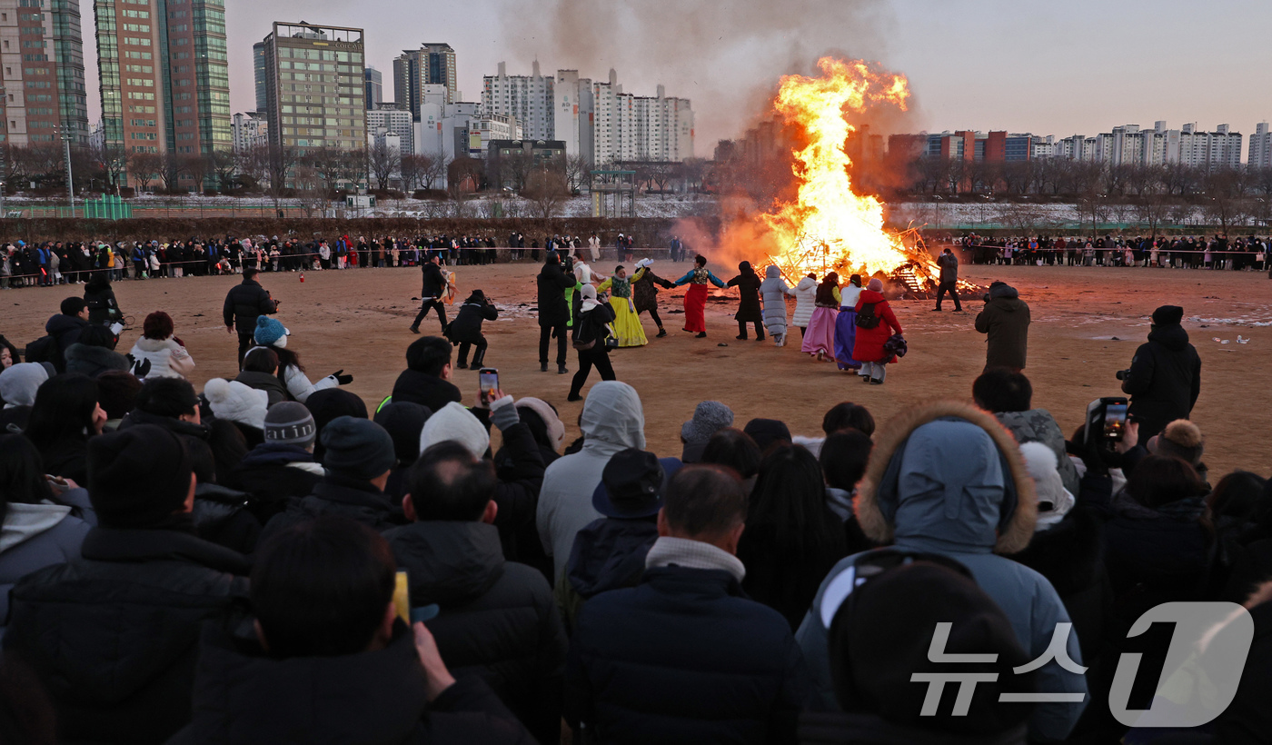 달집태우기 관람하는 시민들