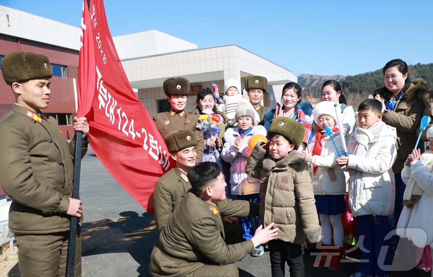 새로 건설된 이천 지방공장 둘러보는 北한 주민들