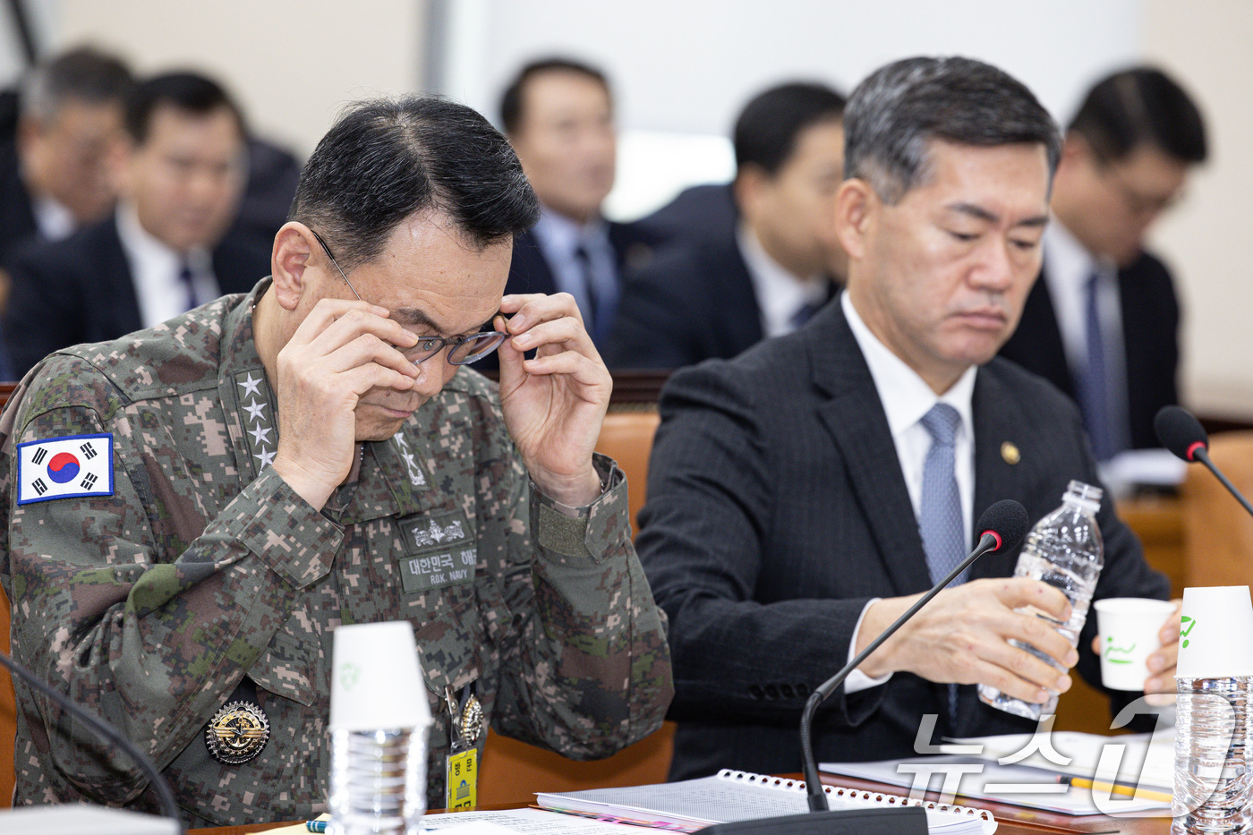안경 고쳐쓰는 김명수 합참의장