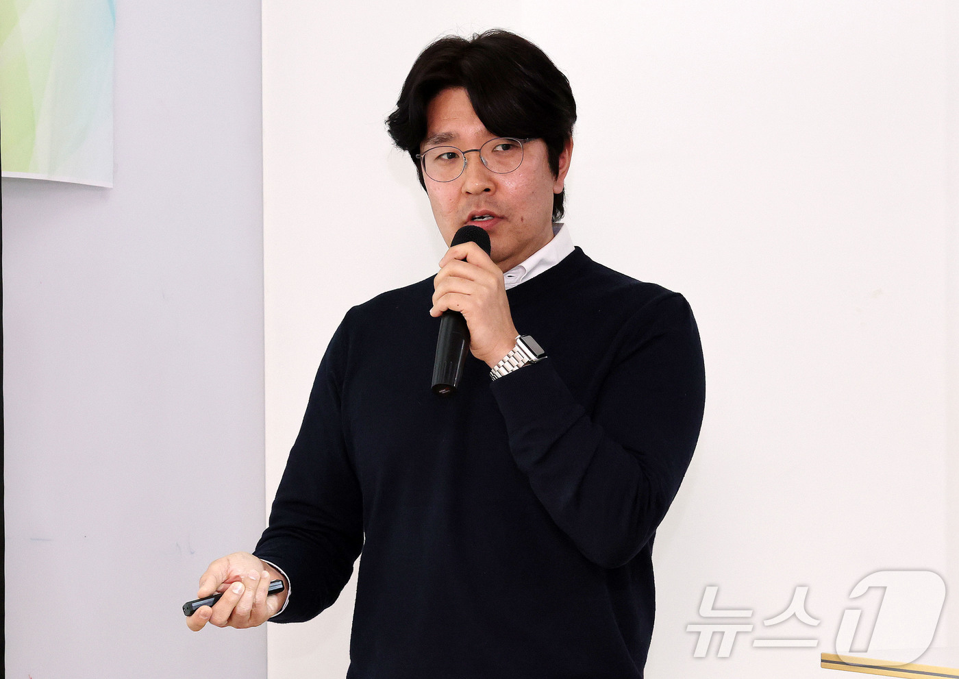 기업 소개하는 정우진 대표
