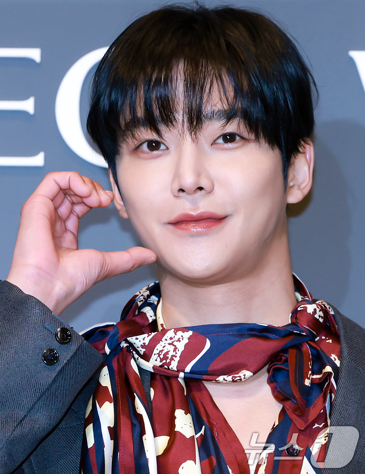 로운, 화면 꽉 찬 잘생김