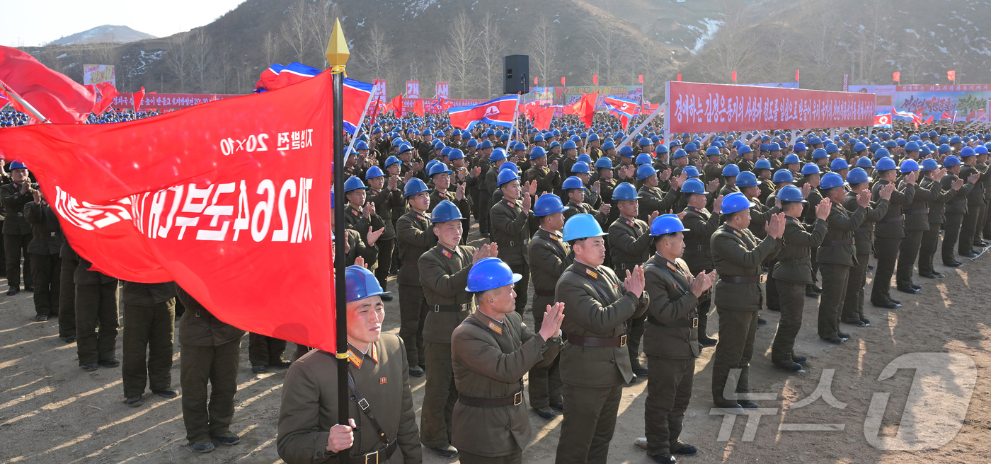 北 지방공업공장 착공식에 동원된 인민군