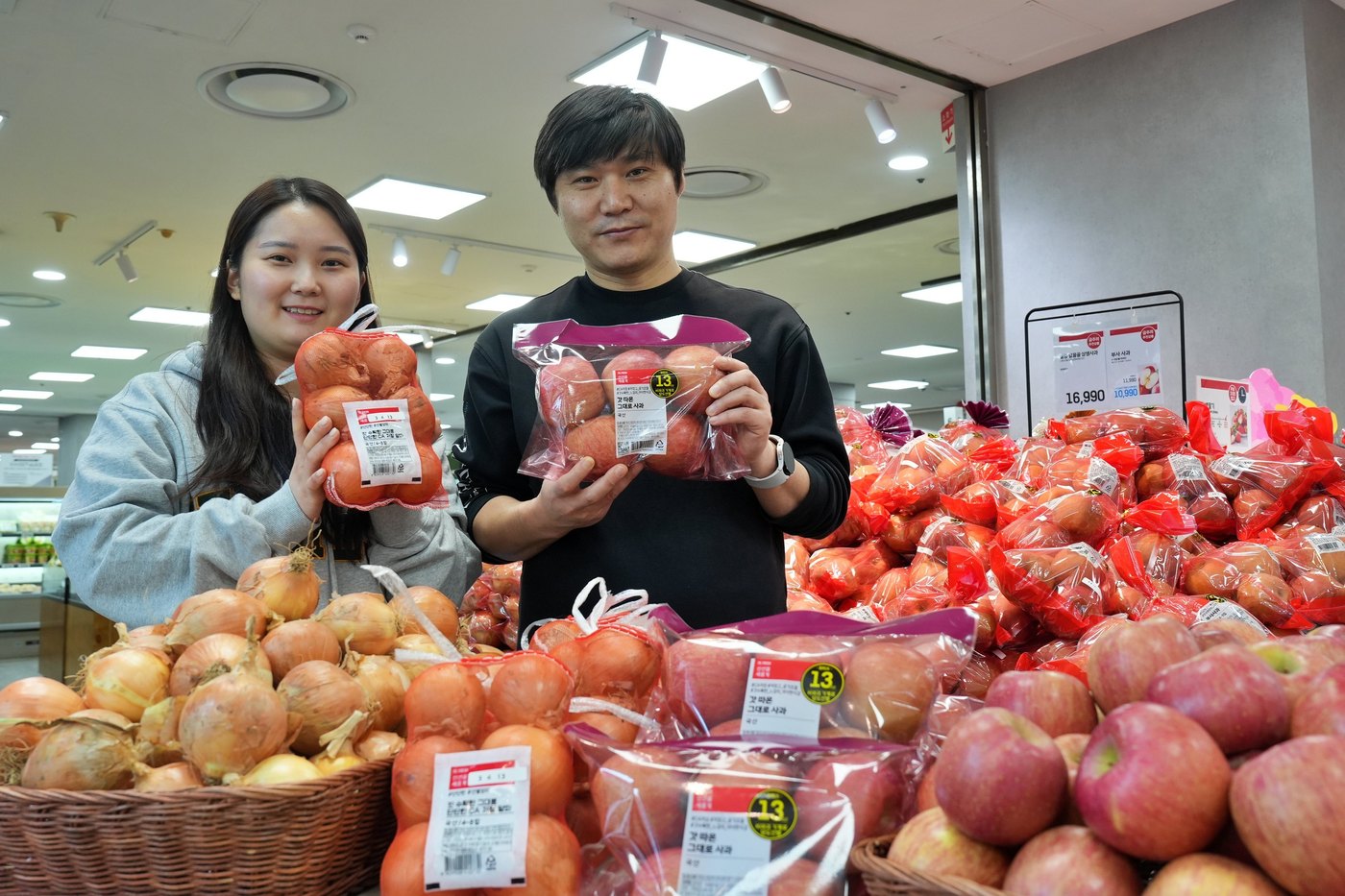 롯데마트, CA 저장 농산물 판매…사과·양파 700여톤 첫 출하