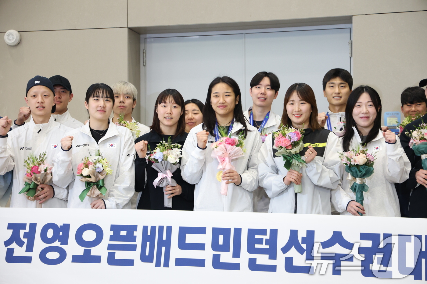 '전영 오픈 우승' 안세영, 밝은 미소로 기념 촬영