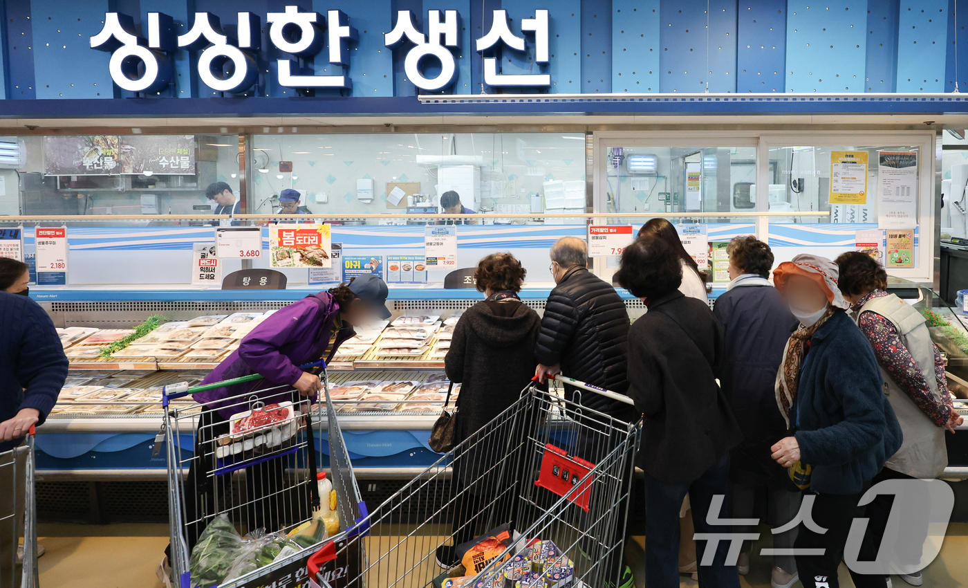 수산물 가격 급등…대형마트 물량 확보 총력