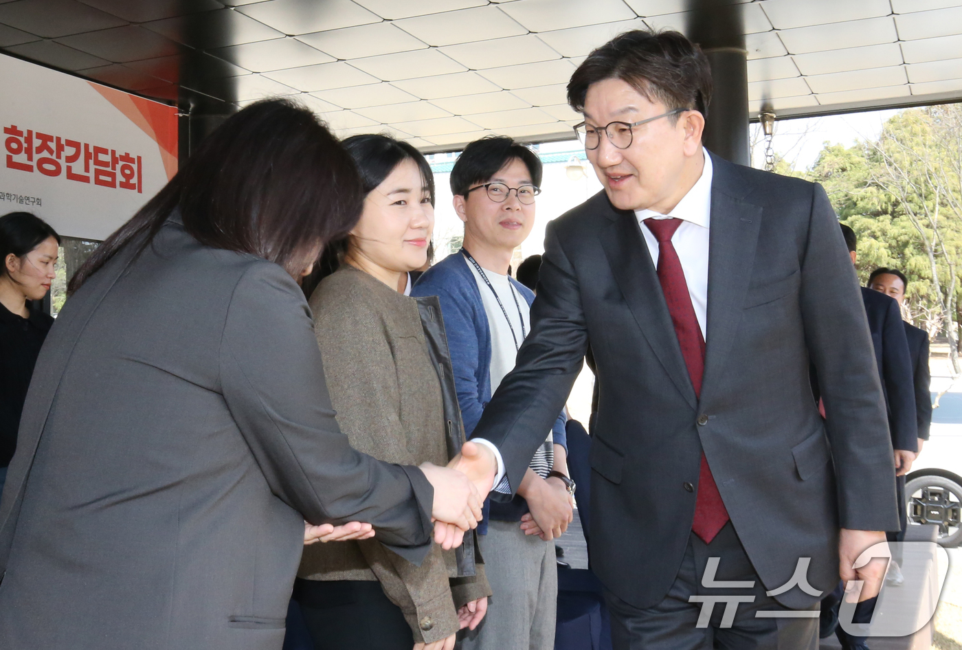 연구원 격려하는 권성동 원내대표