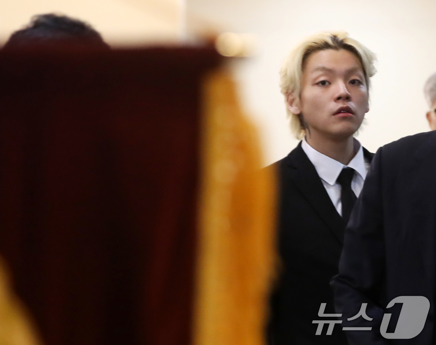 아버지 빈소 지키는 노엘