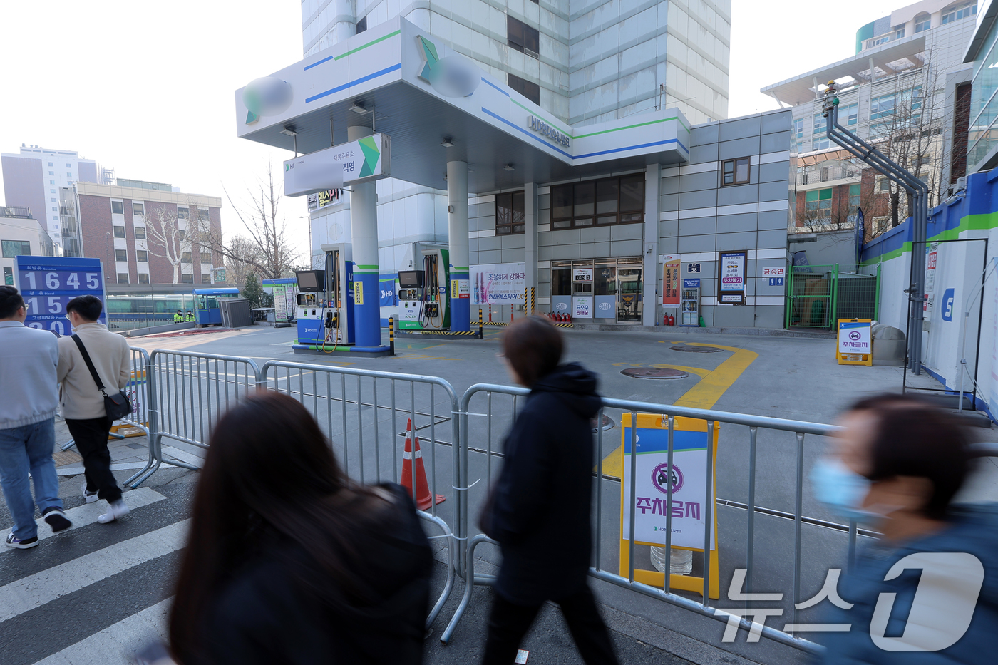 운영 일시 중단된 헌재 인근 주유소