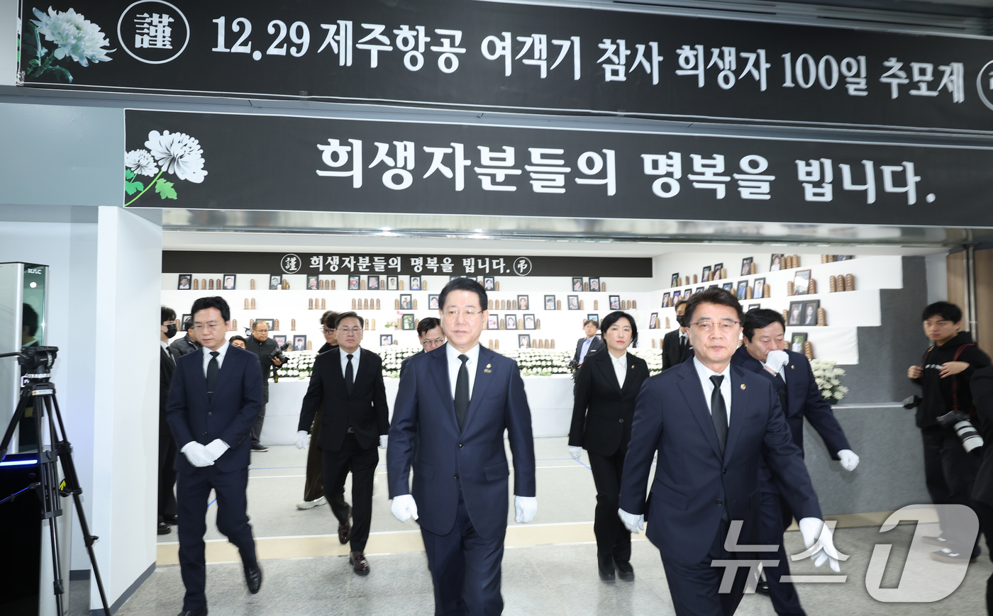 헌화하고 나오는 김영록 전남지사