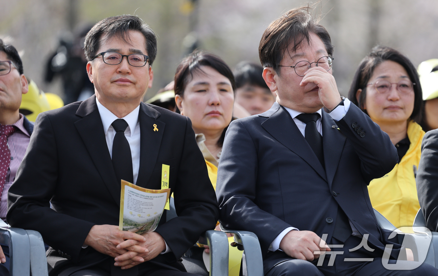 세월호 참사 11주기 추도식 듣는 이재명·김동연