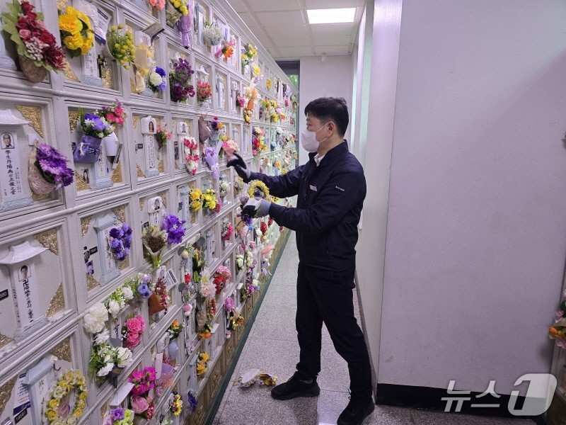 부산영락공원 봉안시설 플라스틱 조화 수거 나선다