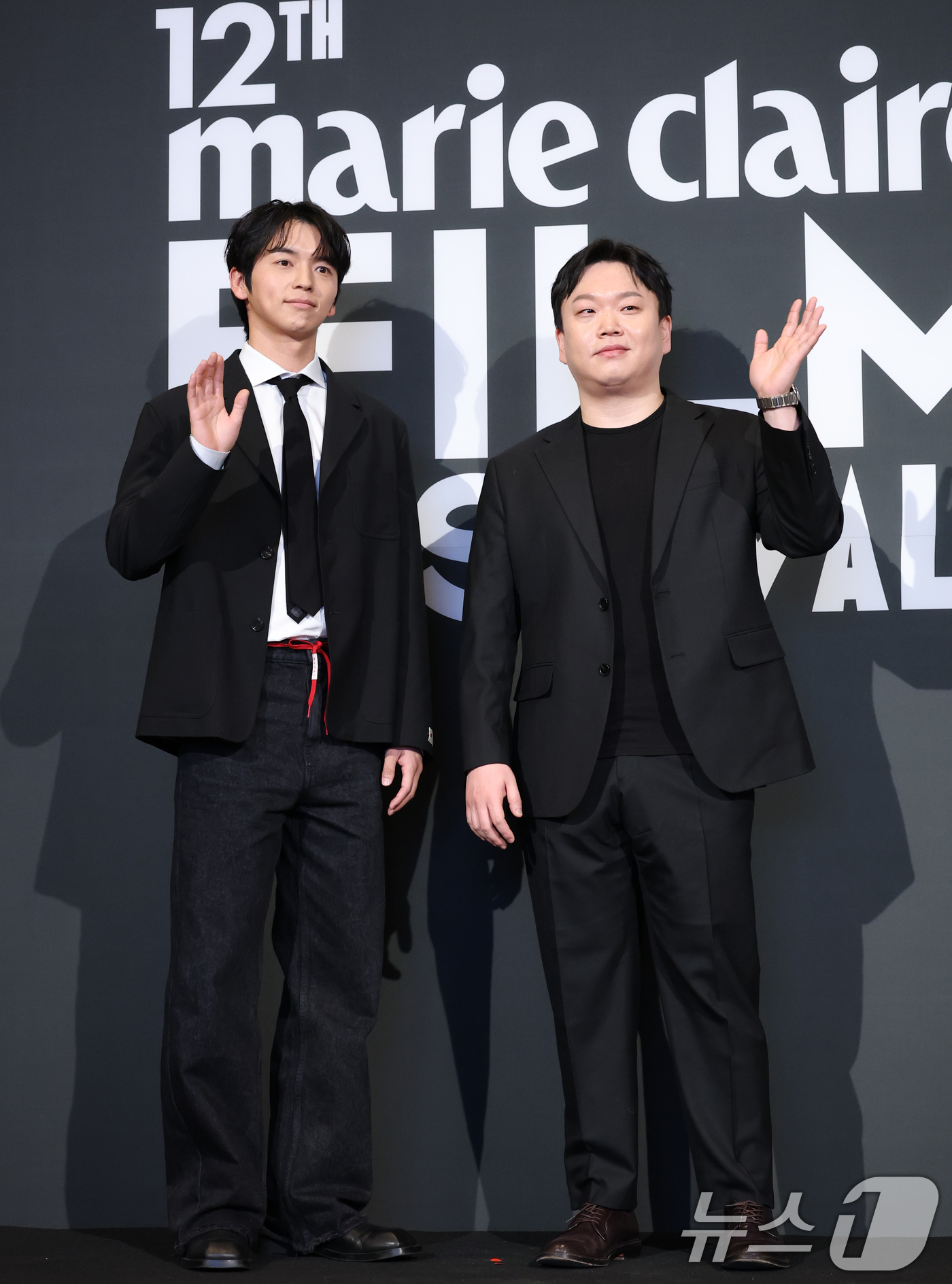 포즈 취하는 장손의 강승호와 오정민 감독