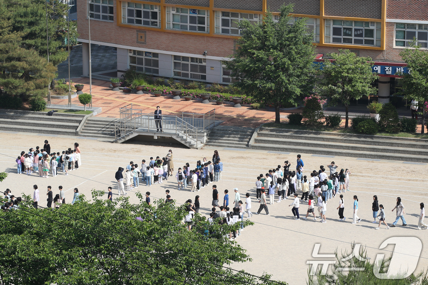 운동장으로 신속히 대피