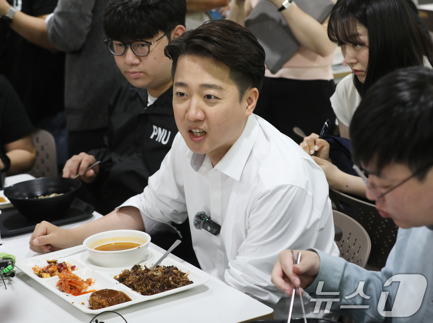 부산대 학생과 점심 먹는 이준석