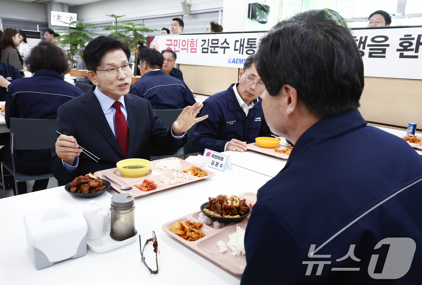 한국항공서비스 구내식당서 식사하는 김문수 후보