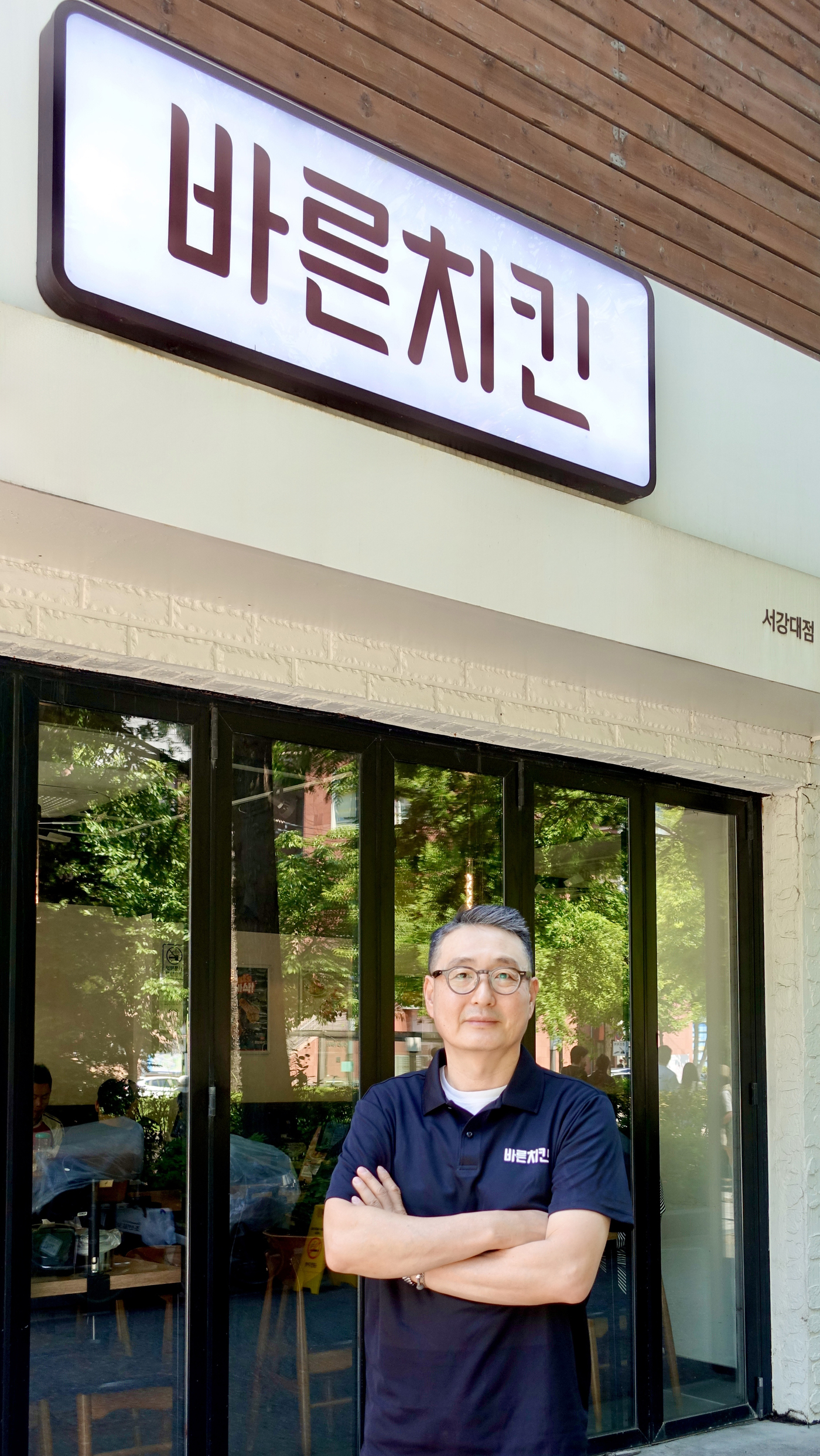 [유통人터뷰]사람 대신 로봇이 튀긴다…바른치킨 상위 10% 매장 비결은