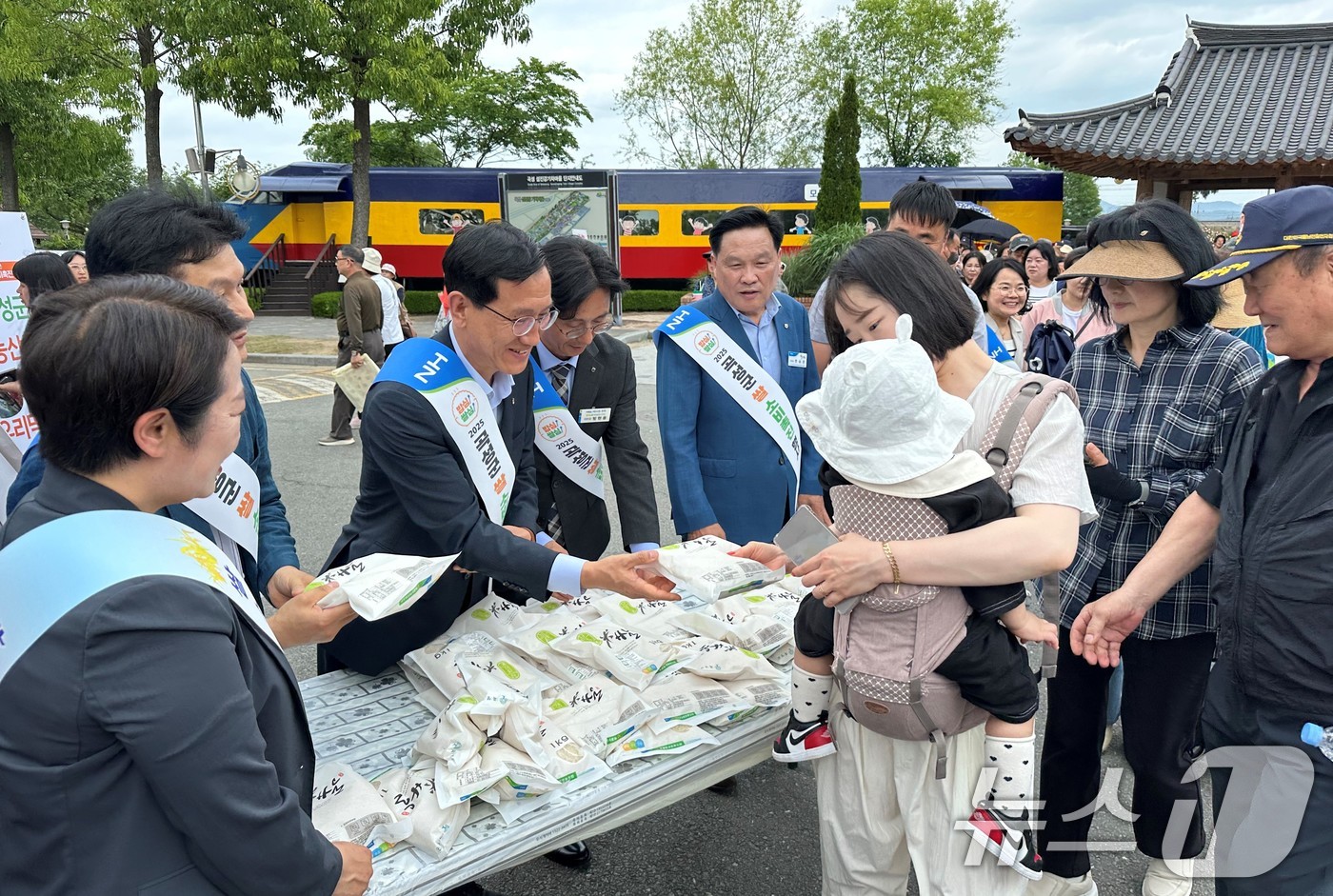 농협하나로유통, 곡성세계장미축제서 쌀 소비촉진 행사 펼쳐