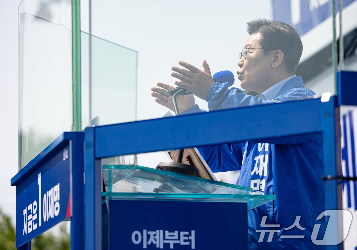 춘천역 광장에서 연설 펼치는 이재명