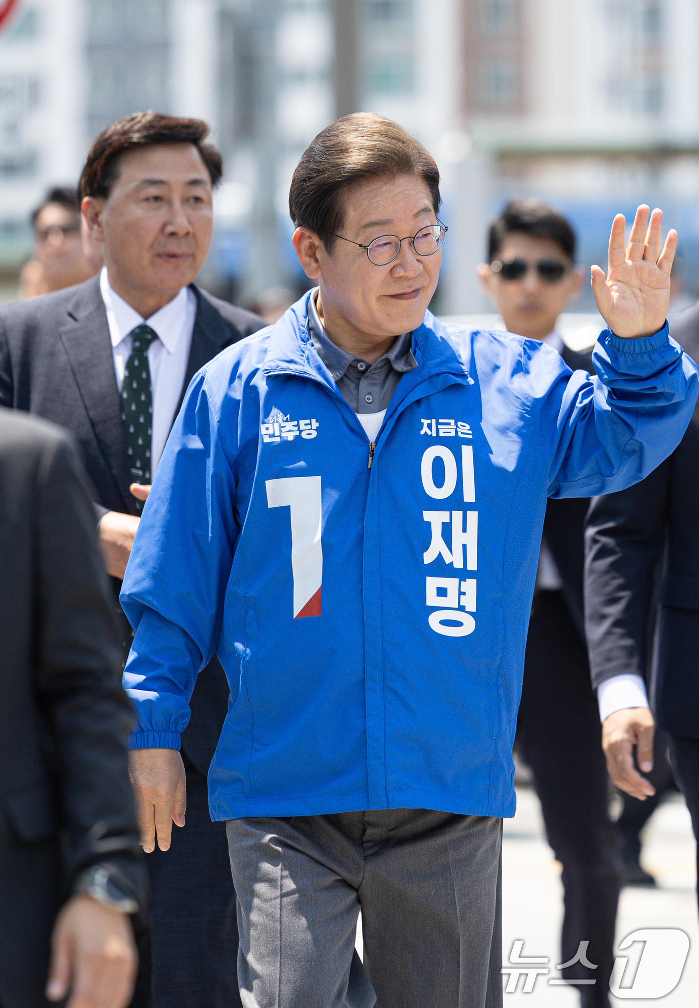 대구 도착해 인사하는 이재명