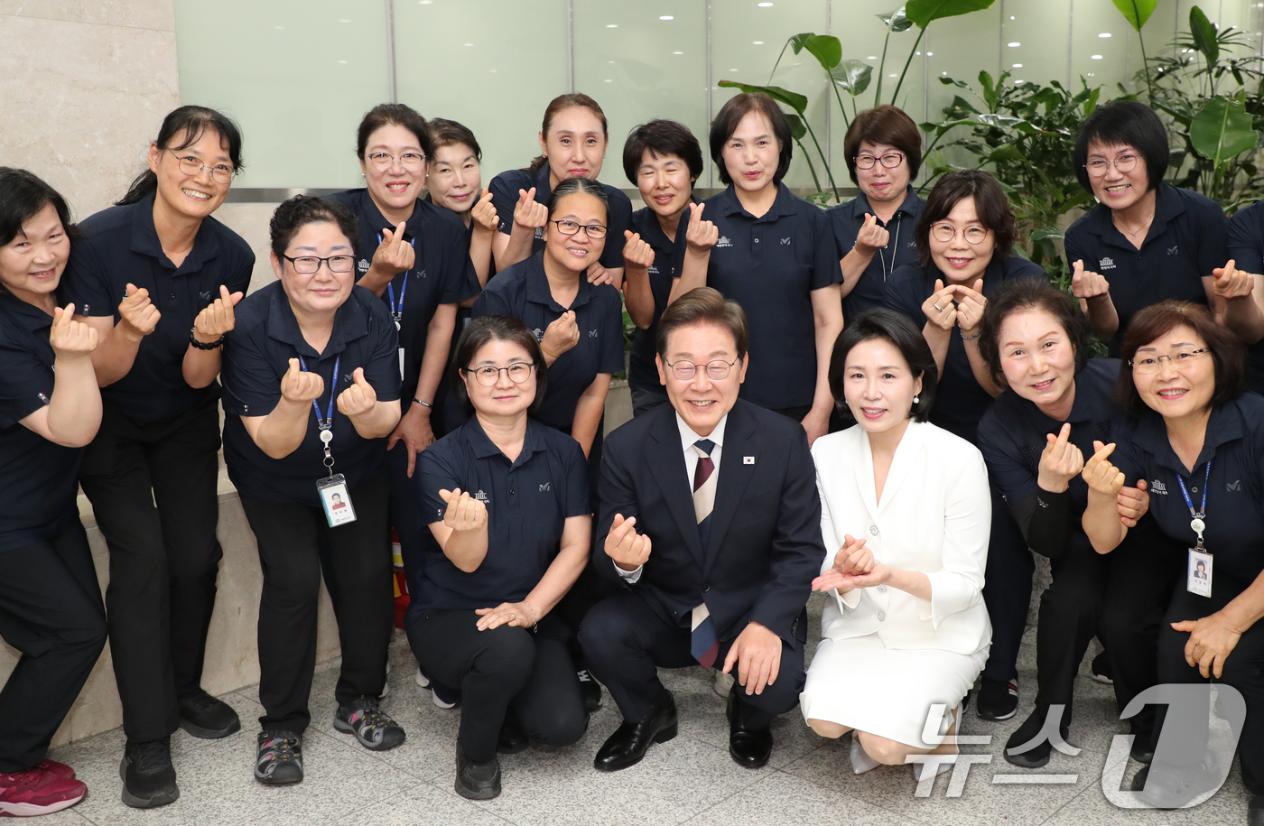 청소 근로자들과 기념촬영 하는 이재명 대통령
