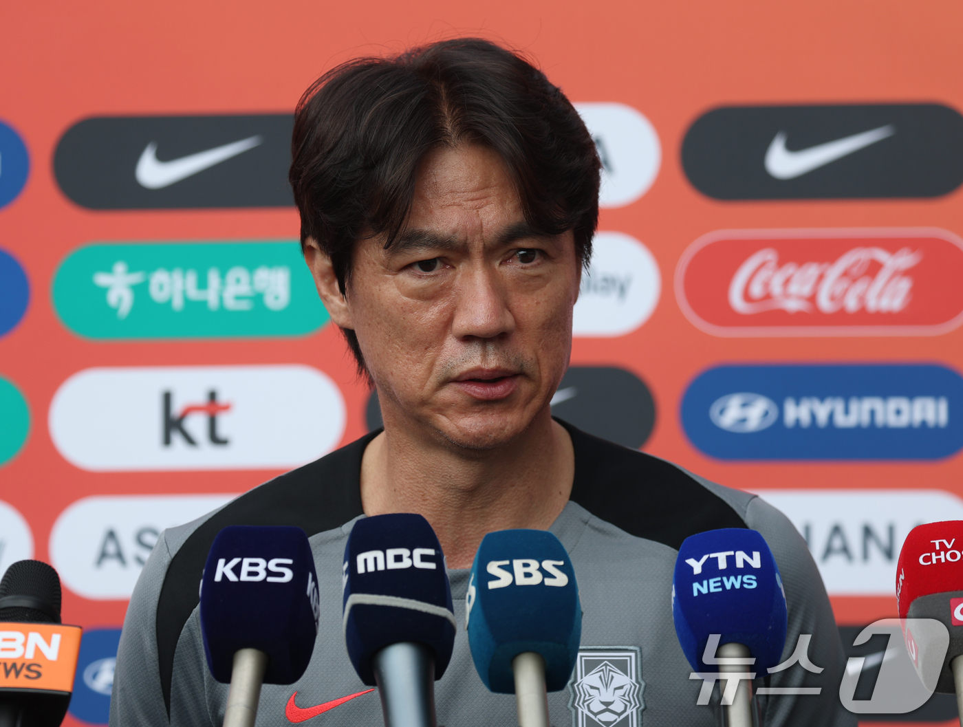 취재진 질문에 답하는 홍명보 감독