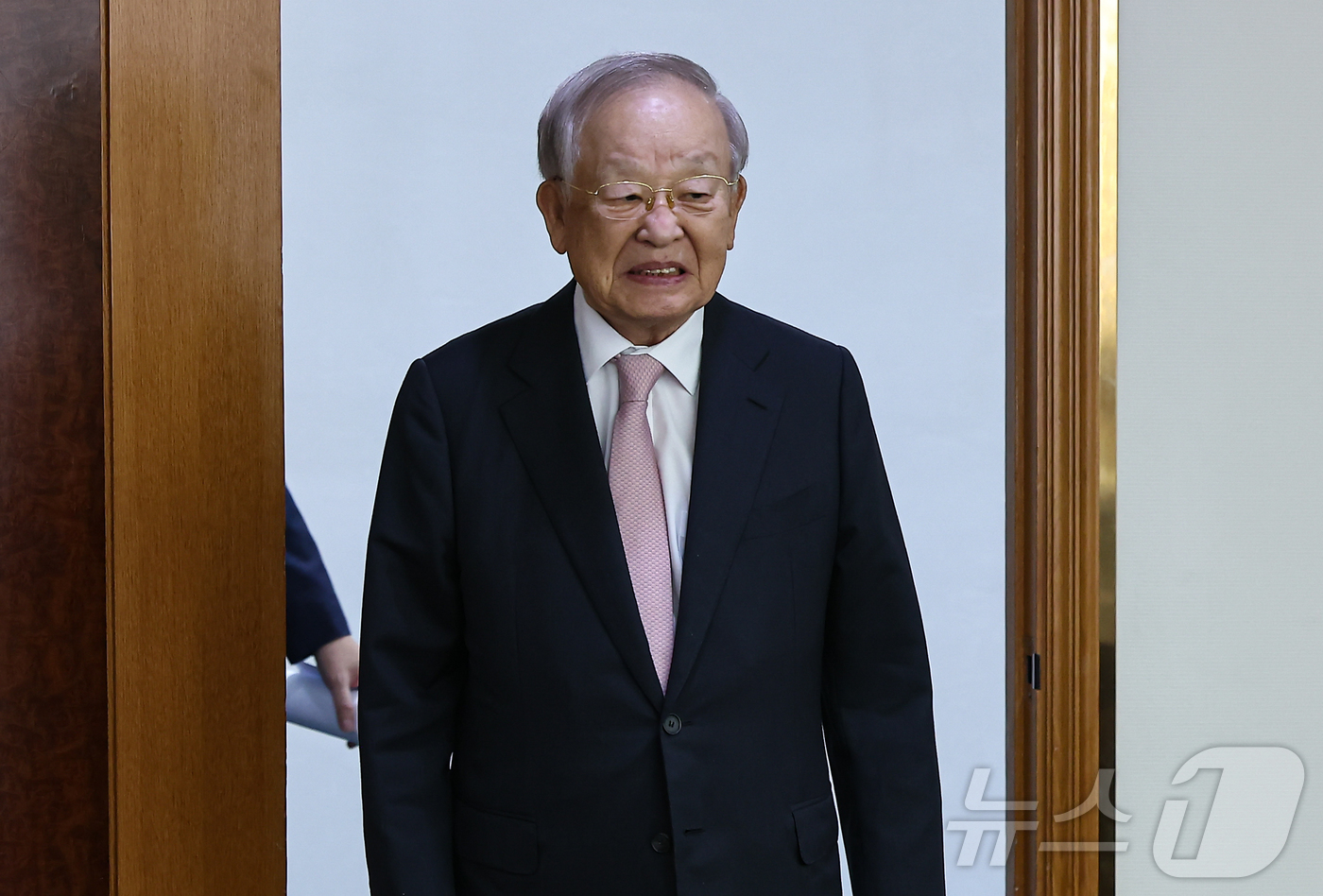 노조법 개정 관련 기자회견 참석하는 손경식 회장
