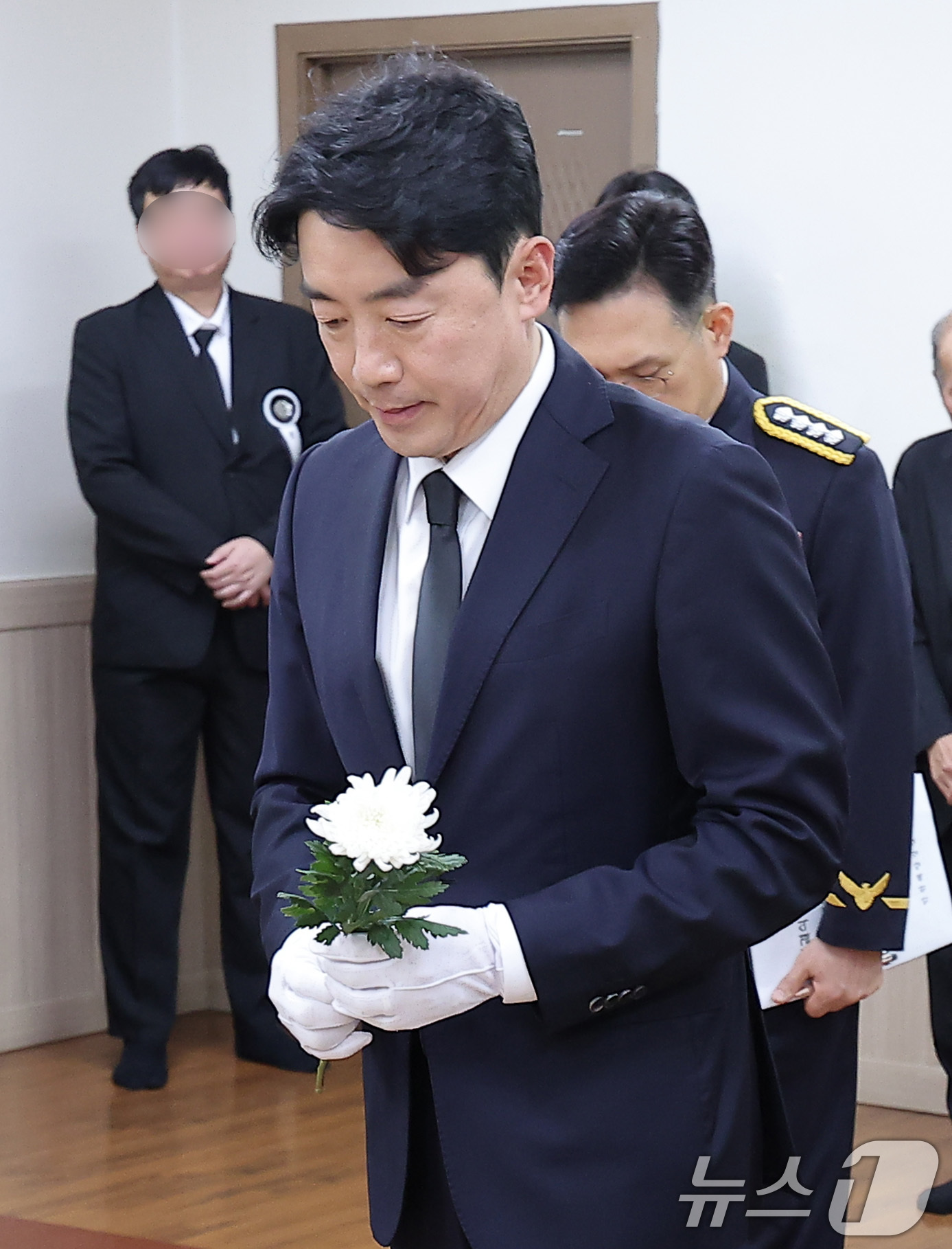 이재석 경사 빈소 조문하는 강훈식 비서실장
