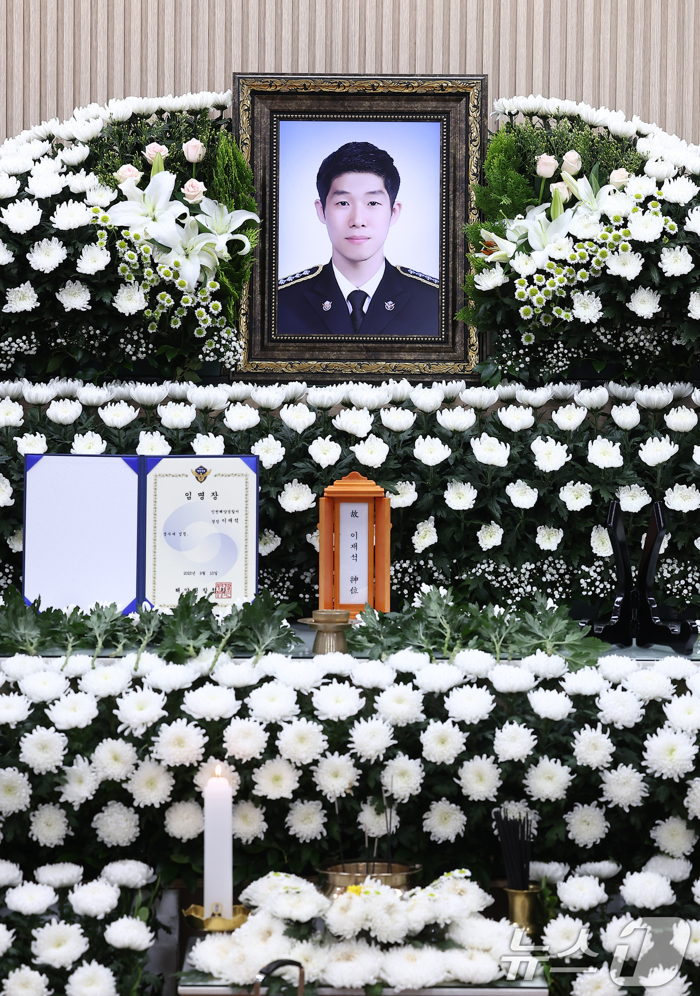 국화꽃 놓인 고 이재석 경사 빈소