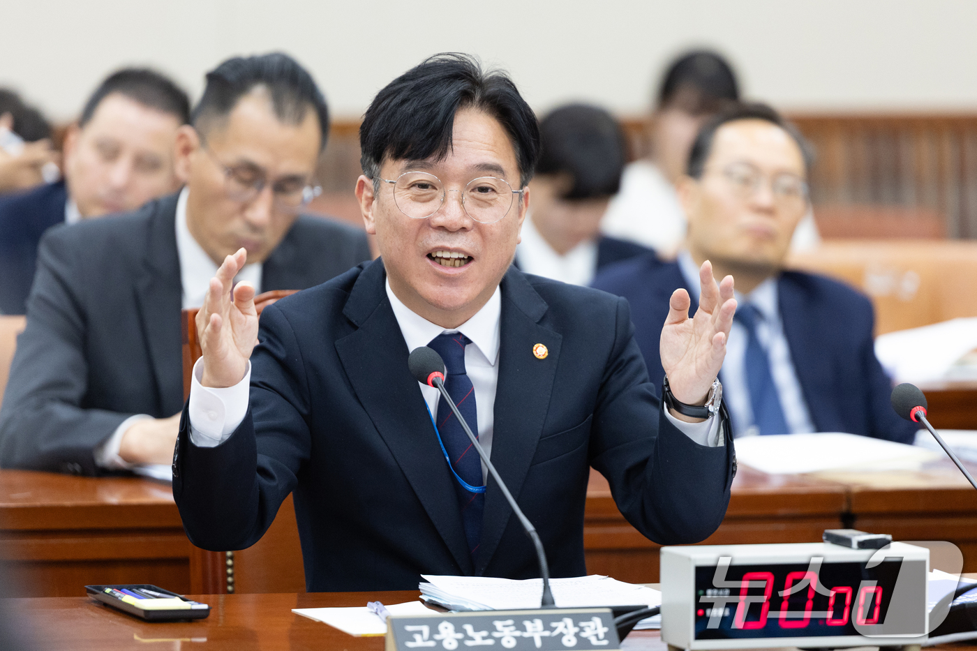 [국감] 질의 답변하는 김영훈 고용노동부 장관