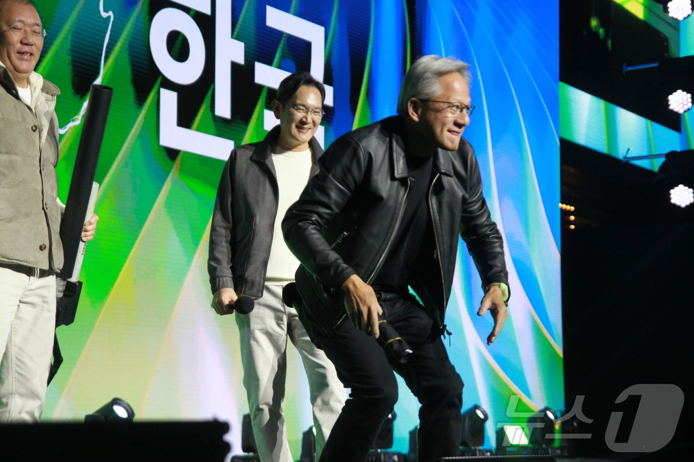 한국 팬들에게 선물 증정하는 젠슨 황 엔비디아 CEO