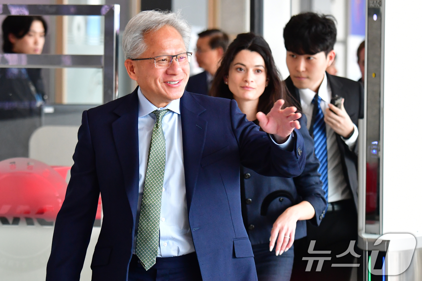 포항경주공항에서 인사 나누는 젠슨 황