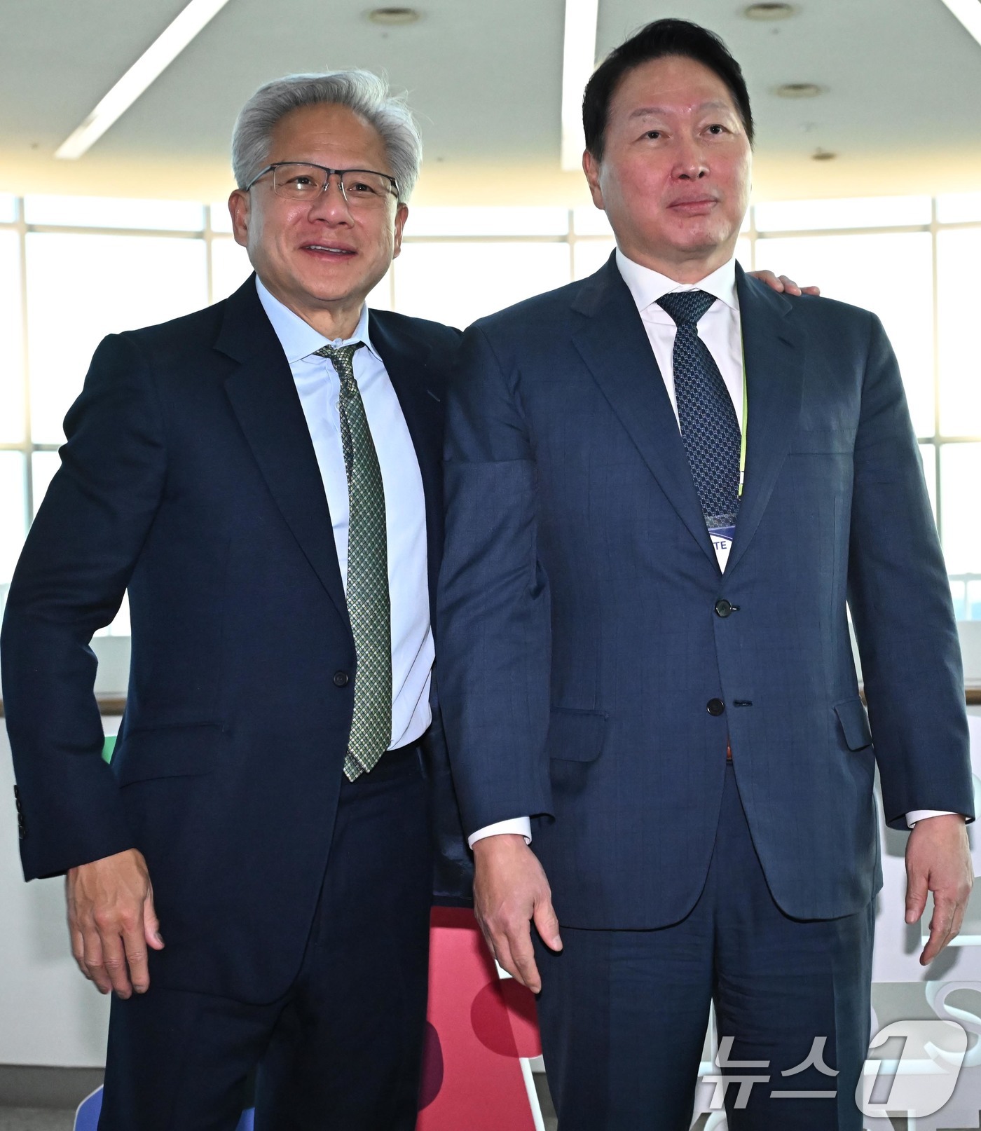 취재진 질문 받는 최태원 회장과 젠슨 황 CEO