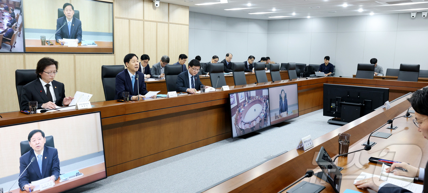 경제장관회의 주재하는 구윤철 경제부총리