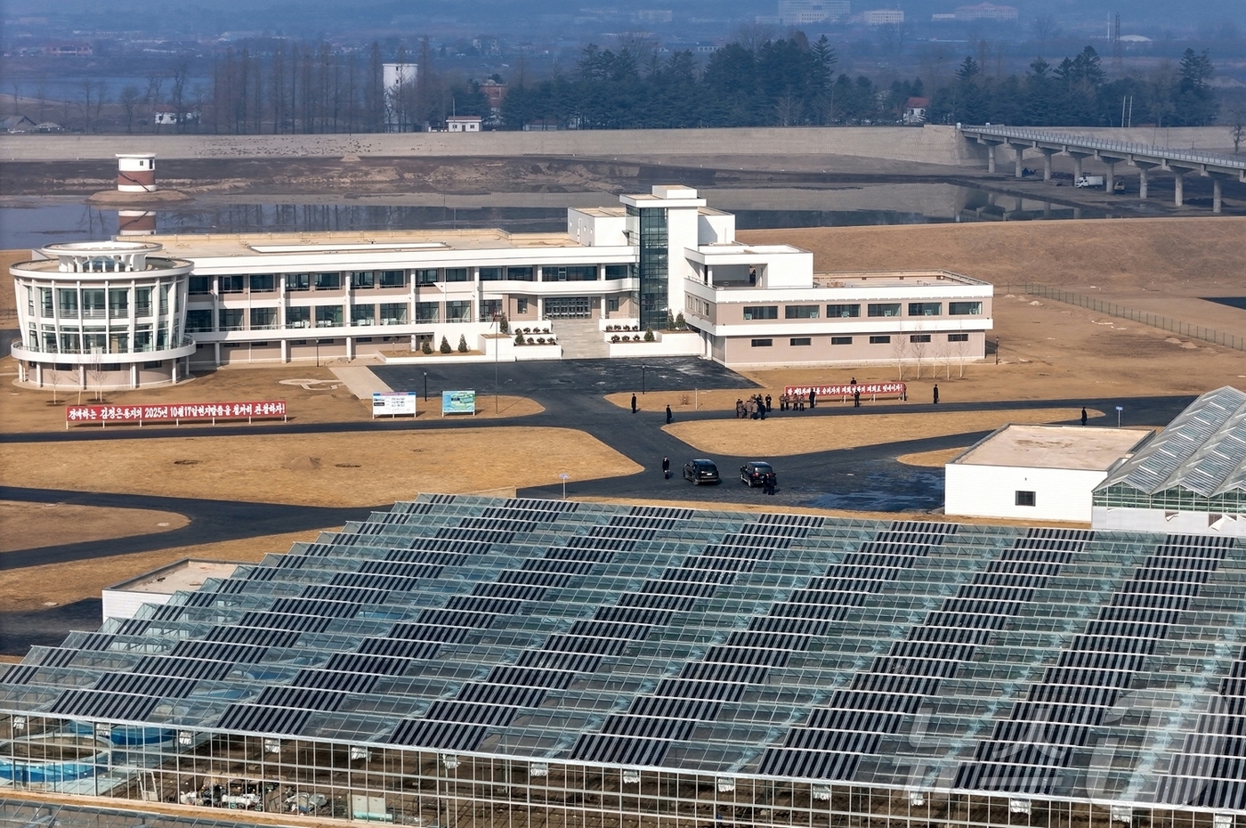 김정은, 신의주온실종합농장 방문