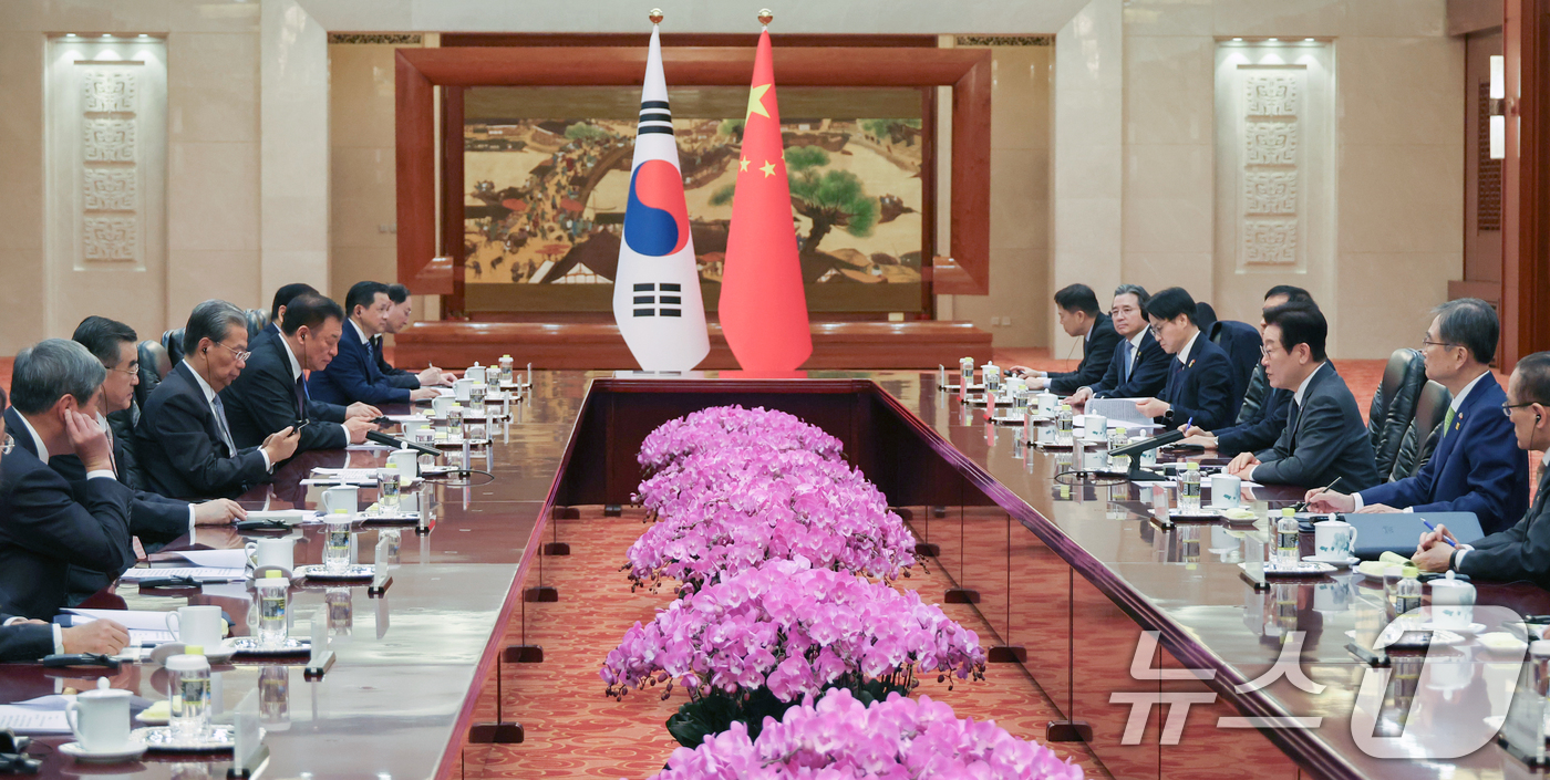 자오러지 中상무위원장과 면담하는 이재명 대통령