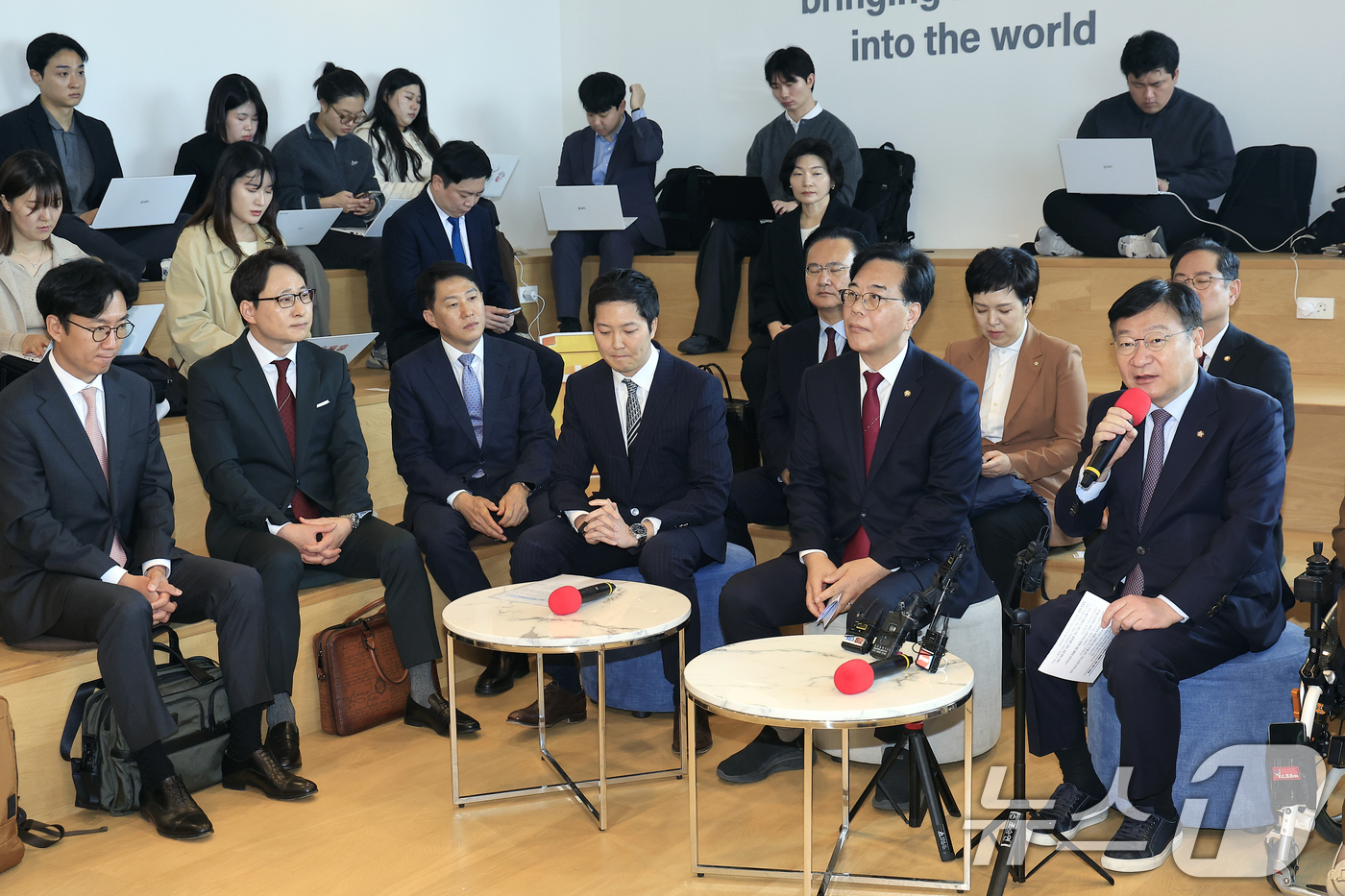 디지털자산 과세제도 개선 관련 현장 간담회 인사말 하는 정점식 정책위의장