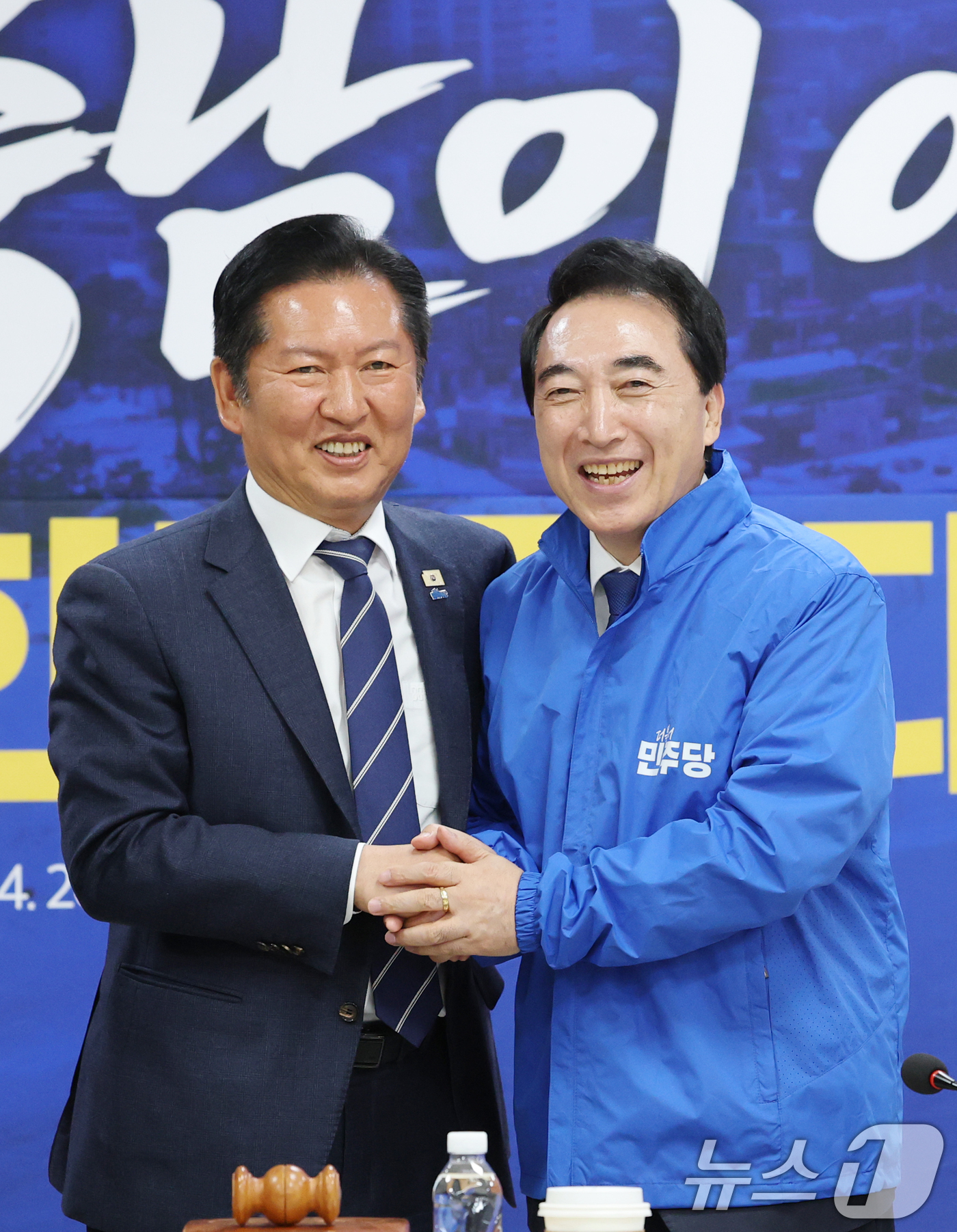 박수현 충남도지사 후보에게 점퍼 전달하는 정청래