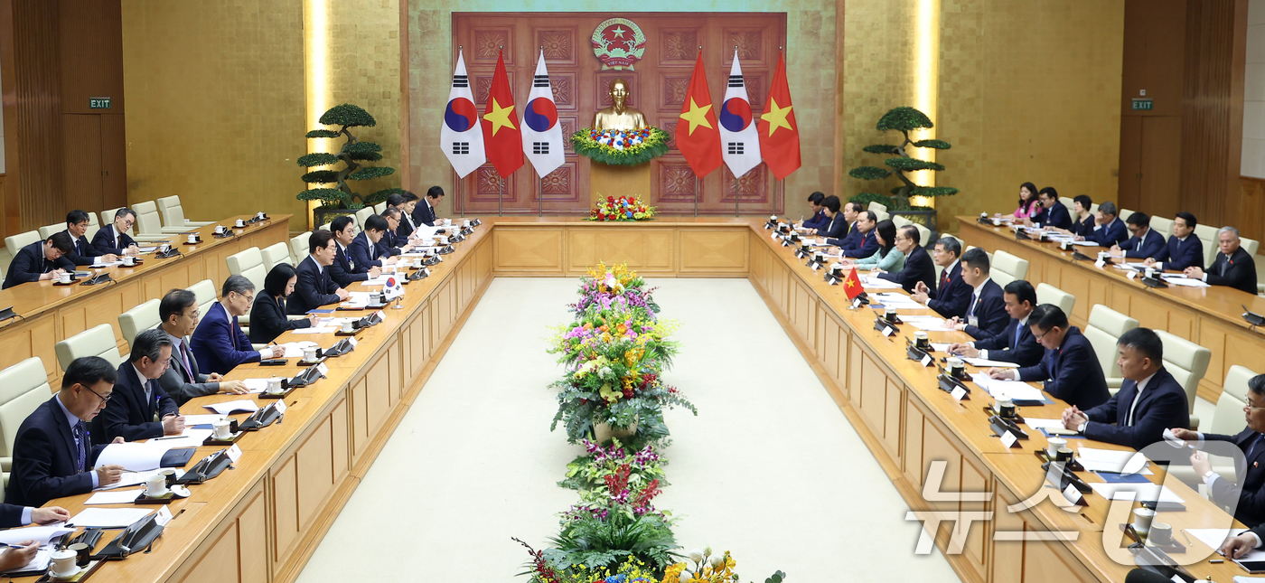 이재명 대통령, 레 민 흥 총리와 면담