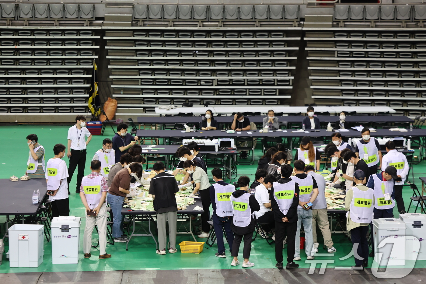 개표 시작된 '투표용지 부족 사태' 잠실 투표함