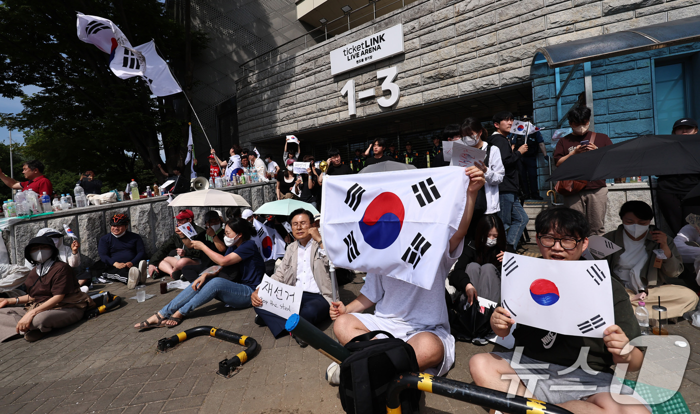 태극기 손에 들고 잠실 개표소 ‘밤샘 봉쇄 시위'