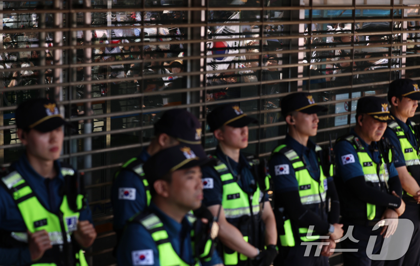 잠실 개표소 봉쇄 시위…선관위 직원 수십명 이틀째 고립