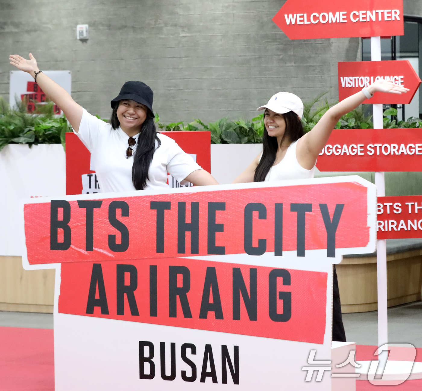 BTS THE CITY 아리랑 부산 웰컴센터 찾은 외국 팬들