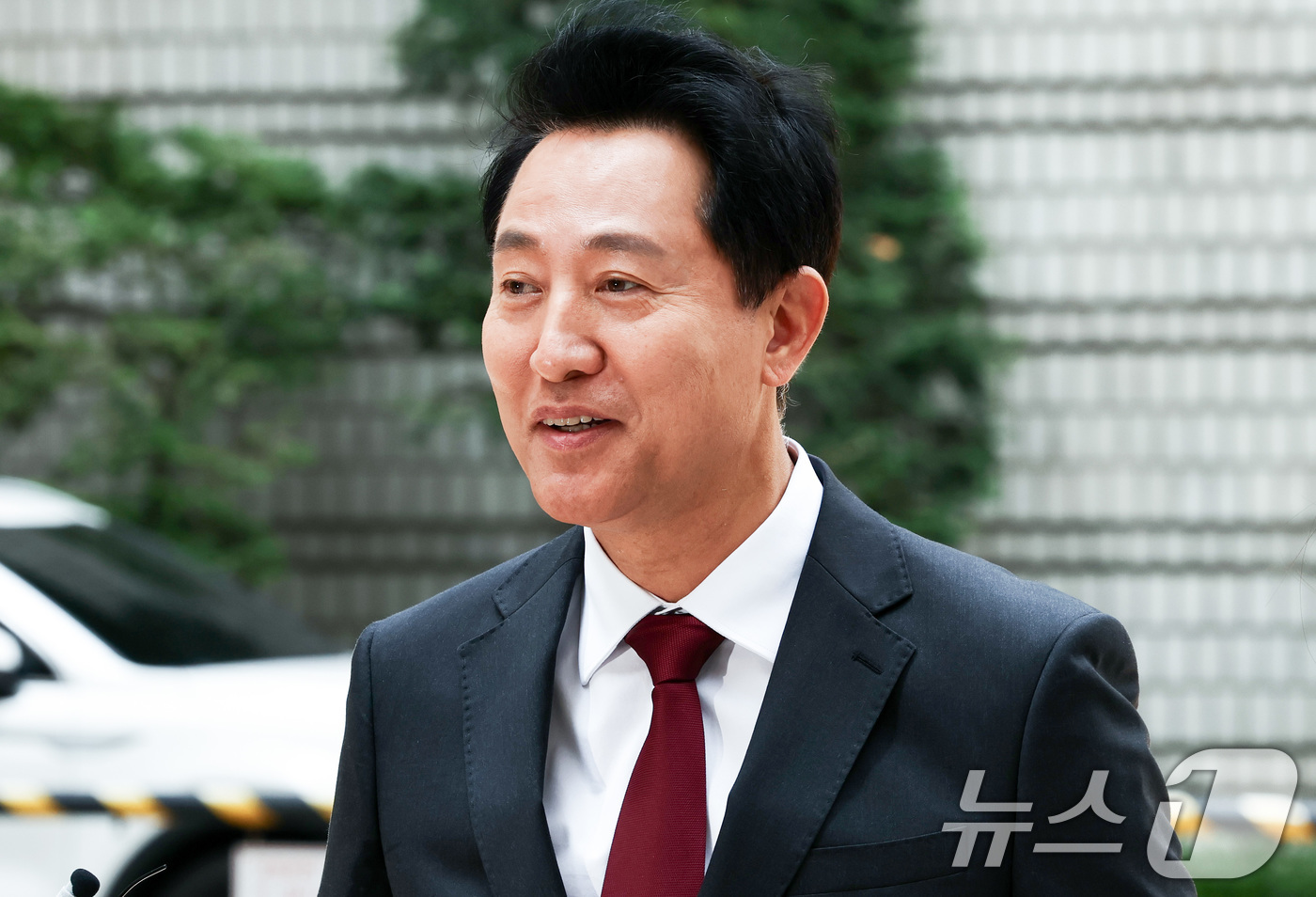 밝은 표정으로 법정 출석하는 오세훈 시장