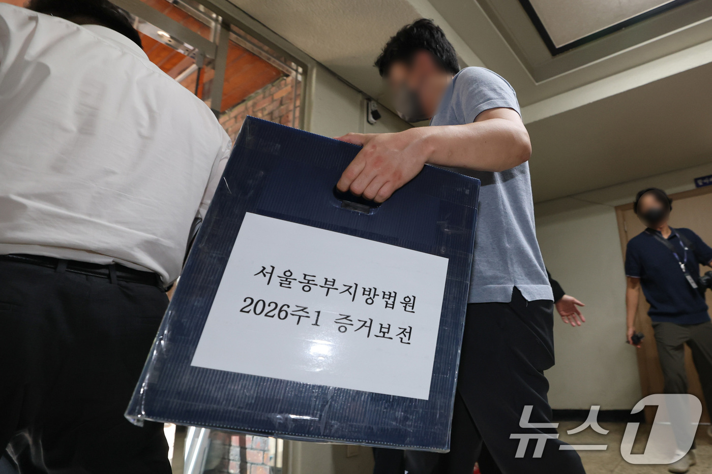 잠실7동 투표소 증거 보전 마친 법원 관계자들