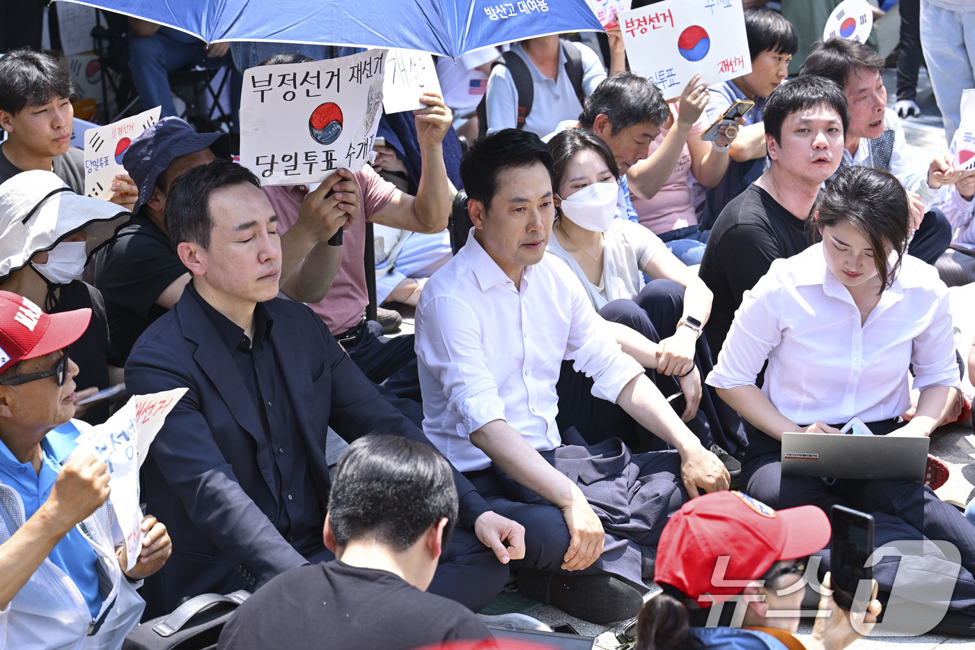 개표소 앞 지키는 장동혁 대표와 김민수 최고위원