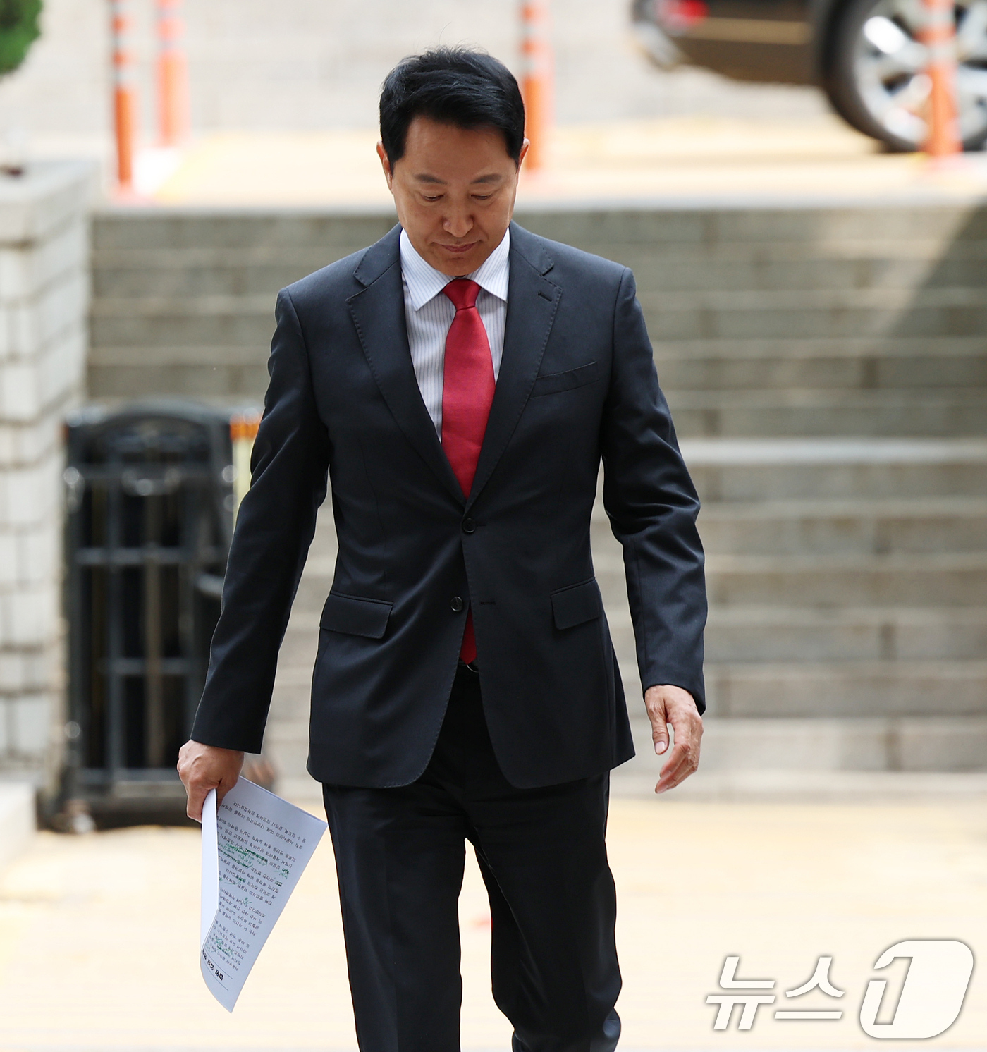 입장문 들고 법정 향하는 오세훈 시장