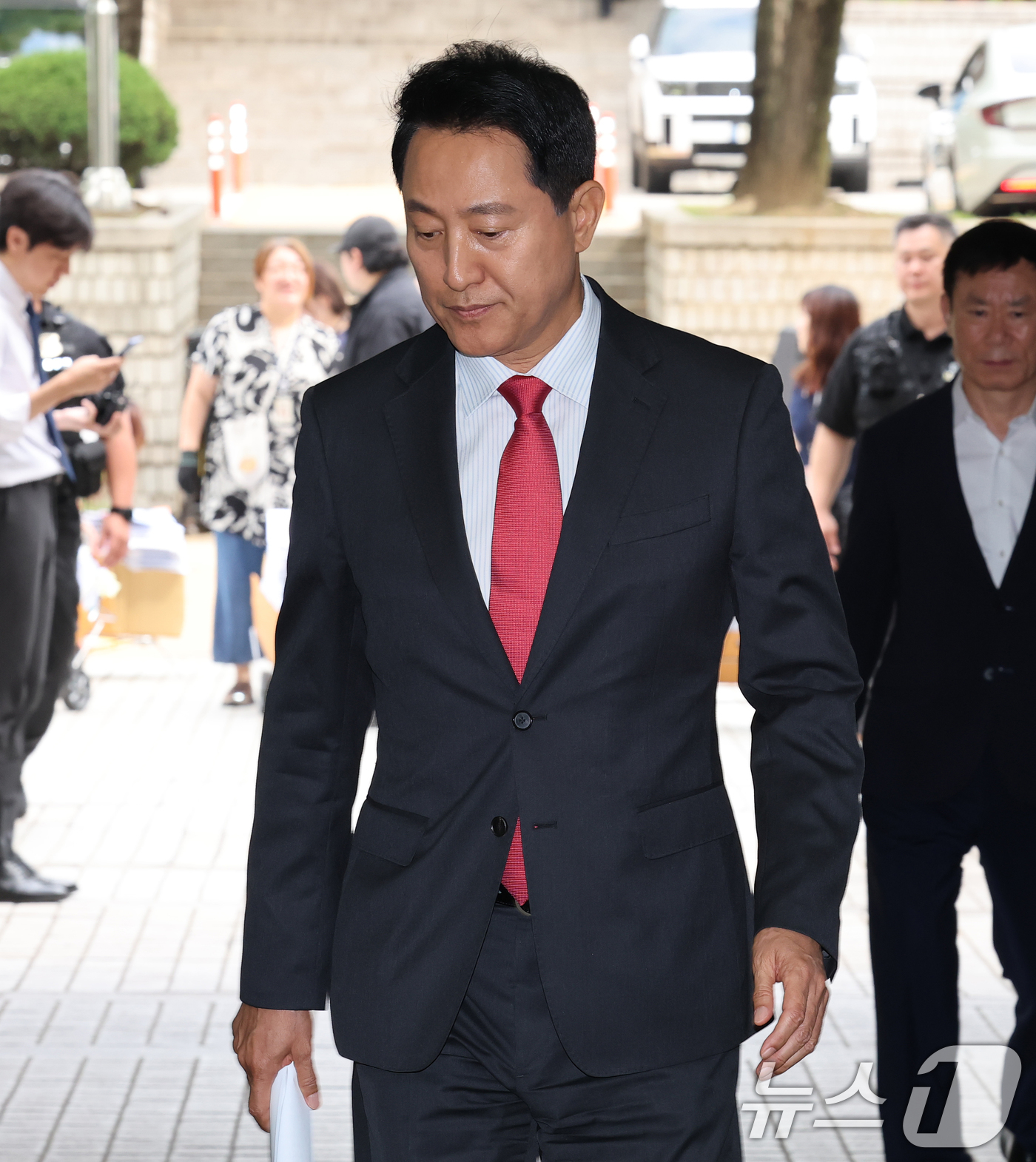 굳은 얼굴로 출석하는 오세훈 시장