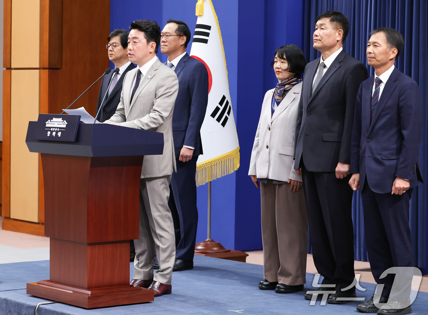 李대통령, 홍보수석 성기홍·민정수석 한찬식·사회수석 김경자 임명