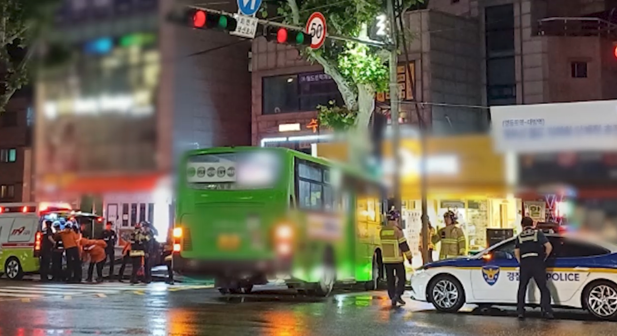 서울 신길삼거리서 마을버스 가로수 충돌…승객 4명 경상
